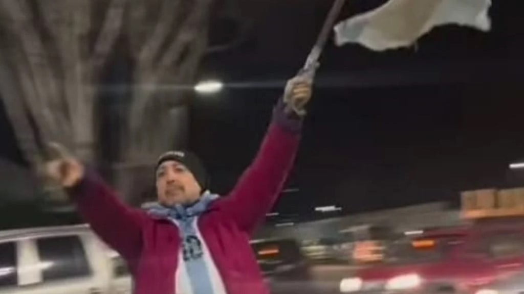 Avellaneda: quién es el vecino que todas las noches flamea una bandera argentina por las calles de Villa Domínico para alentar a la Selección
