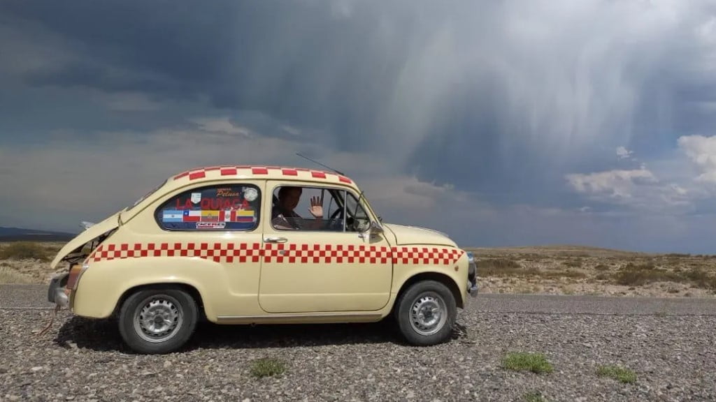 Dos locos en Fitito: la pareja de Vicente López que hace turismo de aventura con un Fiat 600 y prepara un viaje extremo de 14.000 kilómetros