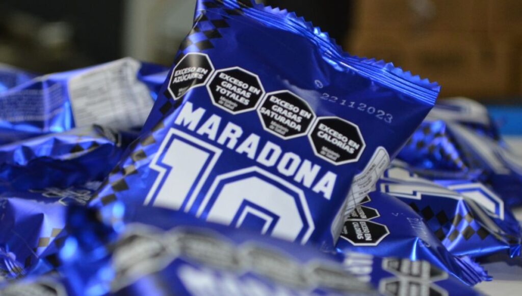 Se lanzó el alfajor “Maradona”: cuándo llegará a los kioscos del AMBA la increíble golosina creada en Florencio Varela que homenajea al Diez