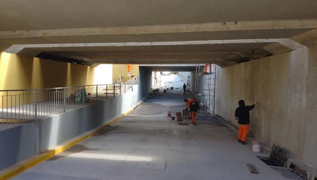 Cuenta regresiva para inaugurar el paso bajo nivel de Laferrere: cómo está quedando el túnel que cruza las vías del tren Belgrano Sur