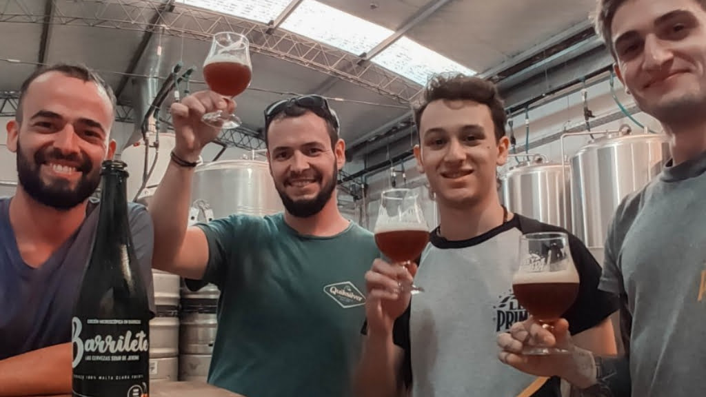 Matías y Sebastián Bordarier son gastronómicos y desde 2012 vienen probando distintas fórmulas para elaborar la mejor cerveza artesanal.