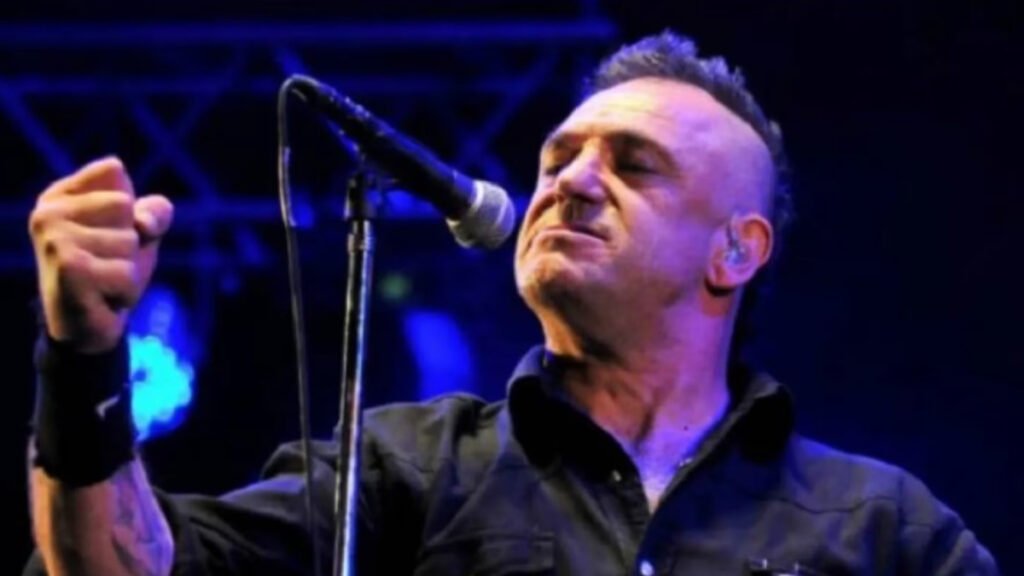 Ricardo Iorio, fana de Racing, es junto a Pappo el máximo exponente del heavy metal argentino.