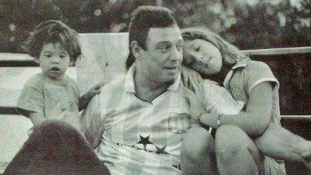 Ricardo Iorio con sus hijas, vistiendo una camiseta de la Academia.