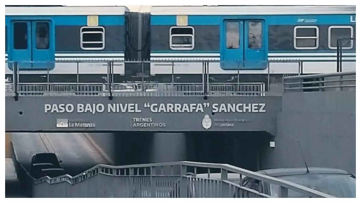 El homenaje a Garrafa Sánchez en su Laferrere amado ya es una realidad bajo las vías del tren Belgrano Sur.