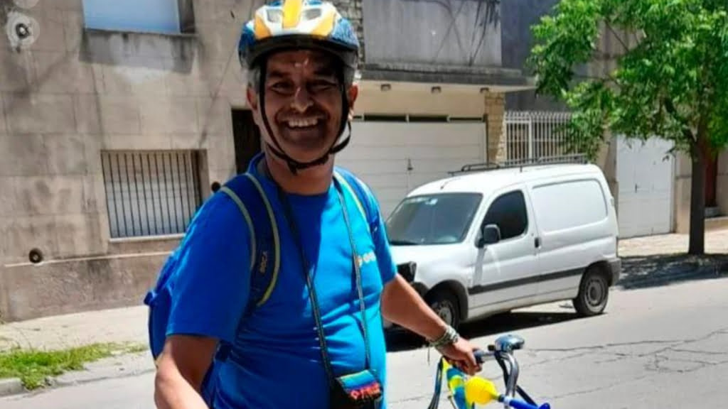 Darío Chaile, el peluquero de Gonnet que está viajando en bicicleta a Río de Janeiro para ver la final Fluminanse-Boca.