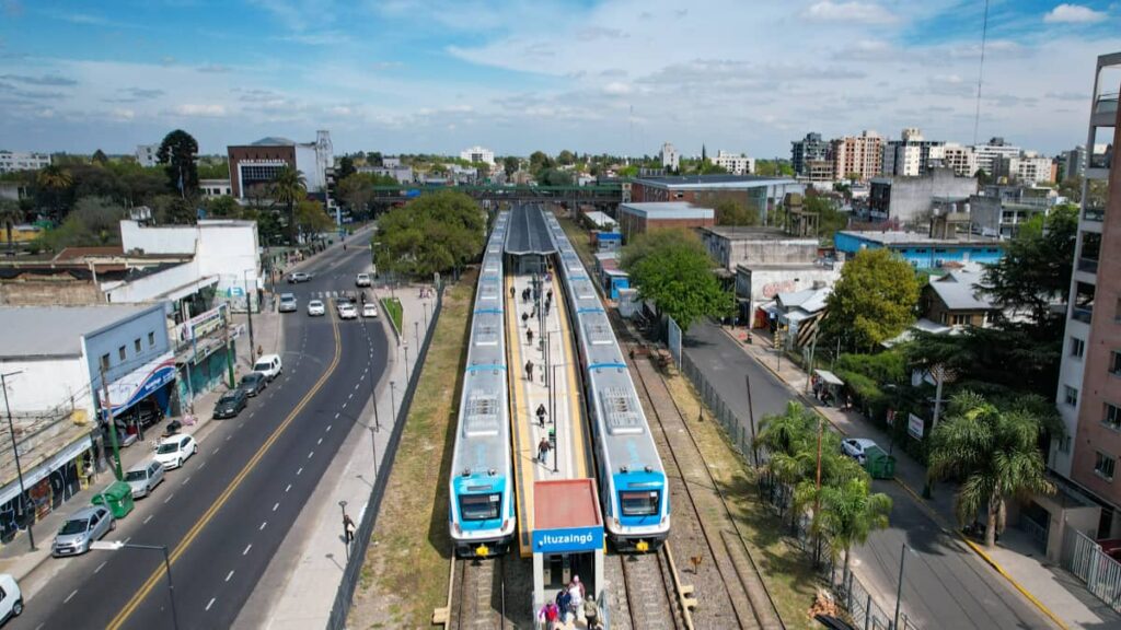 Estación Ituzaingó, tren Sarmiento