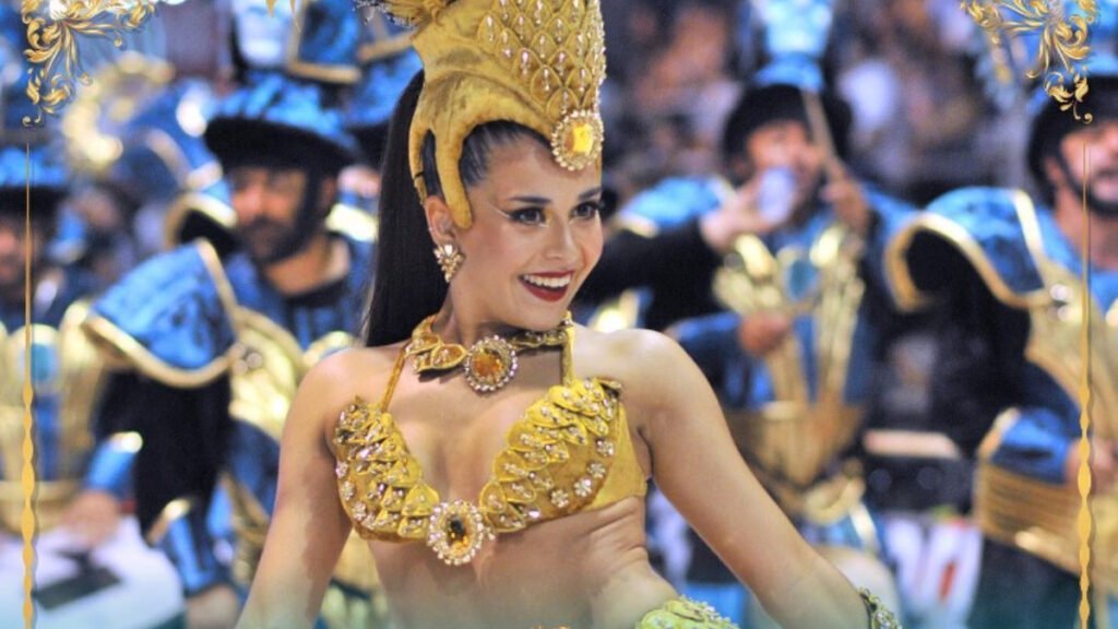 Cande Gómez, la mejor pasista del carnaval de Gualeguaychú 2023 con la comparsa Papelitos, que dirá presente en Villa Ballester.