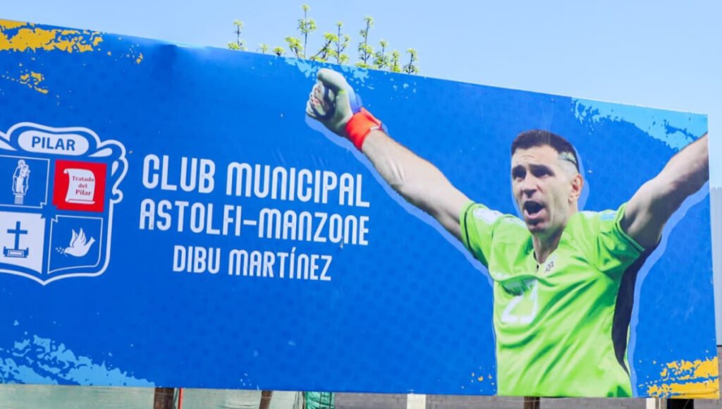 El cartel de bienvenida al futuro club social y Deportivo municipal Dibu Martínez, en Pilar.