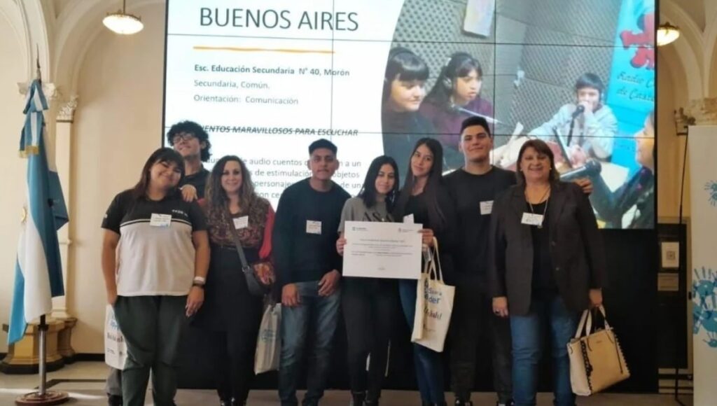 Solidaridad en Morón: un grupo de alumnos de secundario creó cajas pedagógicas y audiolibros para nenes ciegos