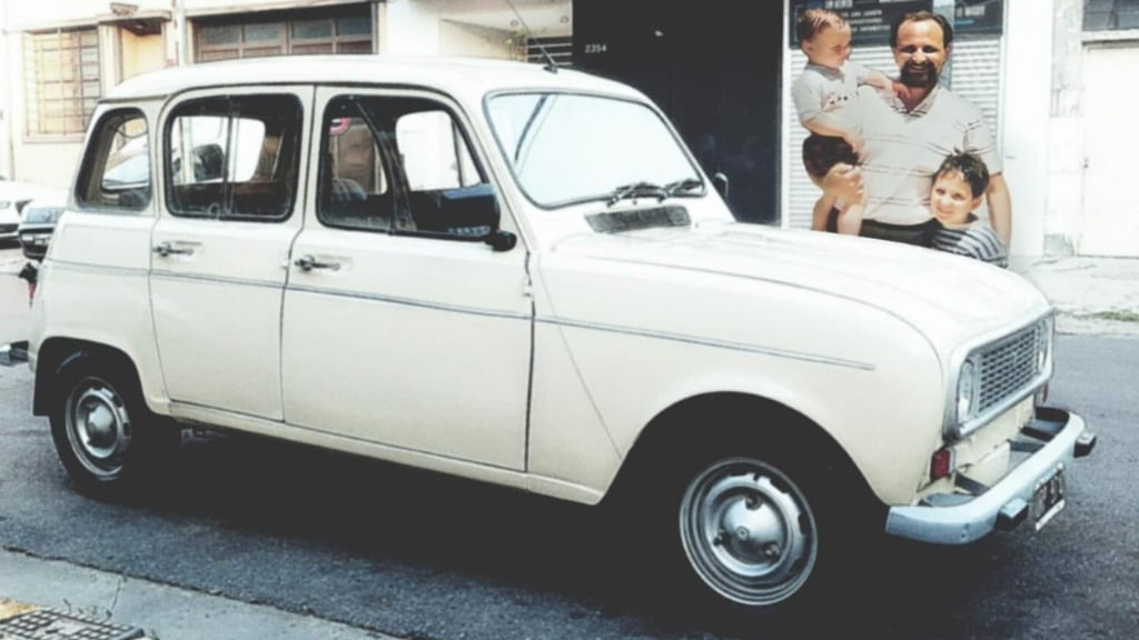 Recuperó el Renault 4 30 años después: la historia del hombre que le robaron el auto en 1993 y su hijo le hizo el regalo de su vida