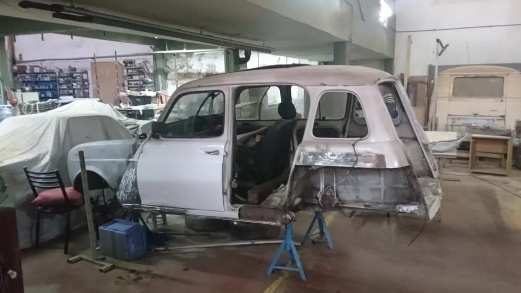 Recuperó el Renault 4 30 años después: la historia del hombre que le robaron el auto en 1993 y su hijo le hizo el regalo de su vida