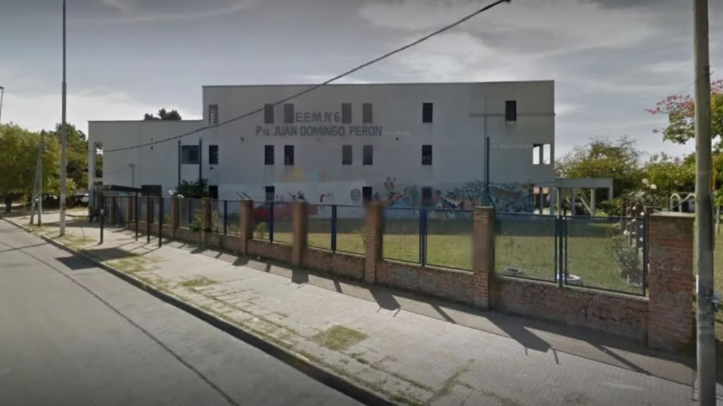 La Escuela Secundaria 6 de Berazategui está ubicada en un barrio tranquilo frente al Cruce Varela.