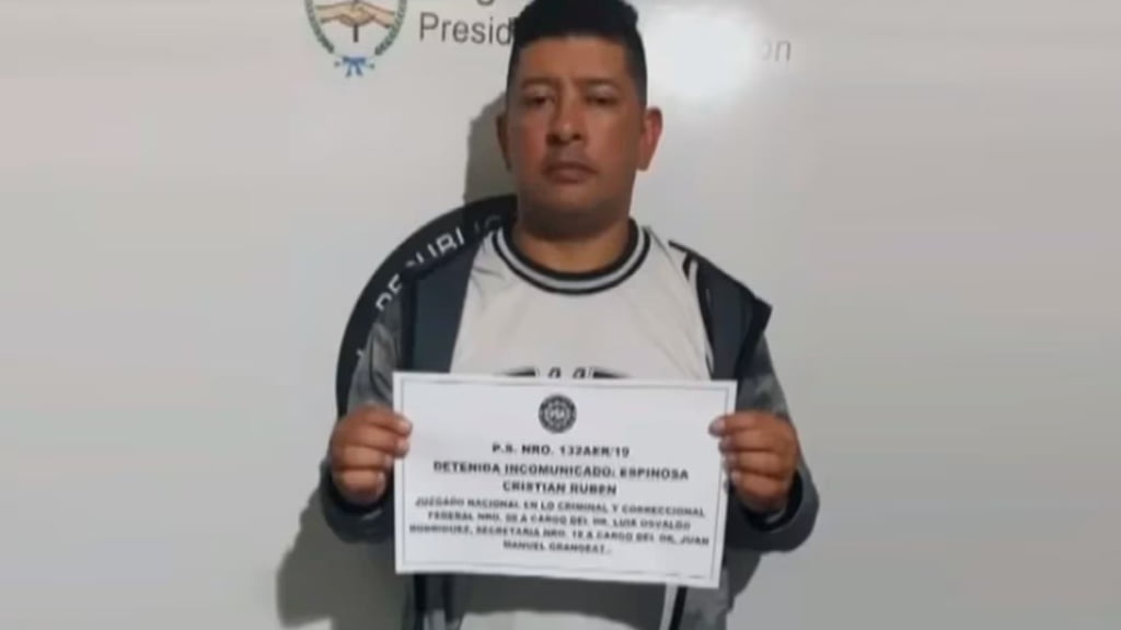 Cristian Espinoza, cuando fue detenido en 2019 por llevar un kilo de cocaína en sus genitales, estómago y ropa interior.