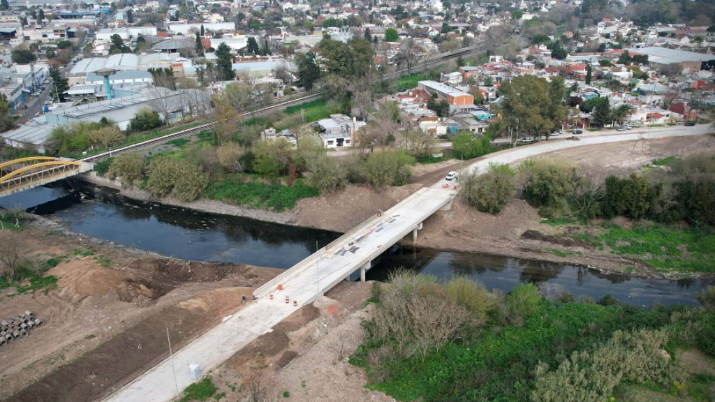 El nuevo cruce sobre el arroyo Morón corre paralelo a las vías del Ferrocarril Urquiza.