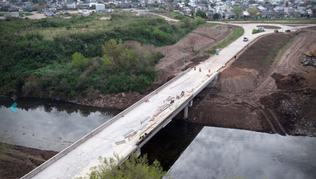 El puente sobre el Arroyo Morón, que unirá Hurlingham y Tres de Febrero, entró en su etapa final de obra.