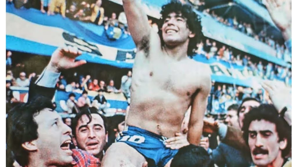 Paredi, de costado, llevando en andas a Diego Maradona en el campeonato que Boca ganó en 1981.