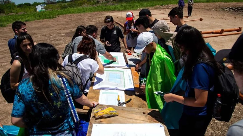 Un grupo de estudiantes visitó el predio del barrio Los Patitos, donde la UNAHUR construye su futuro polo deportivo.