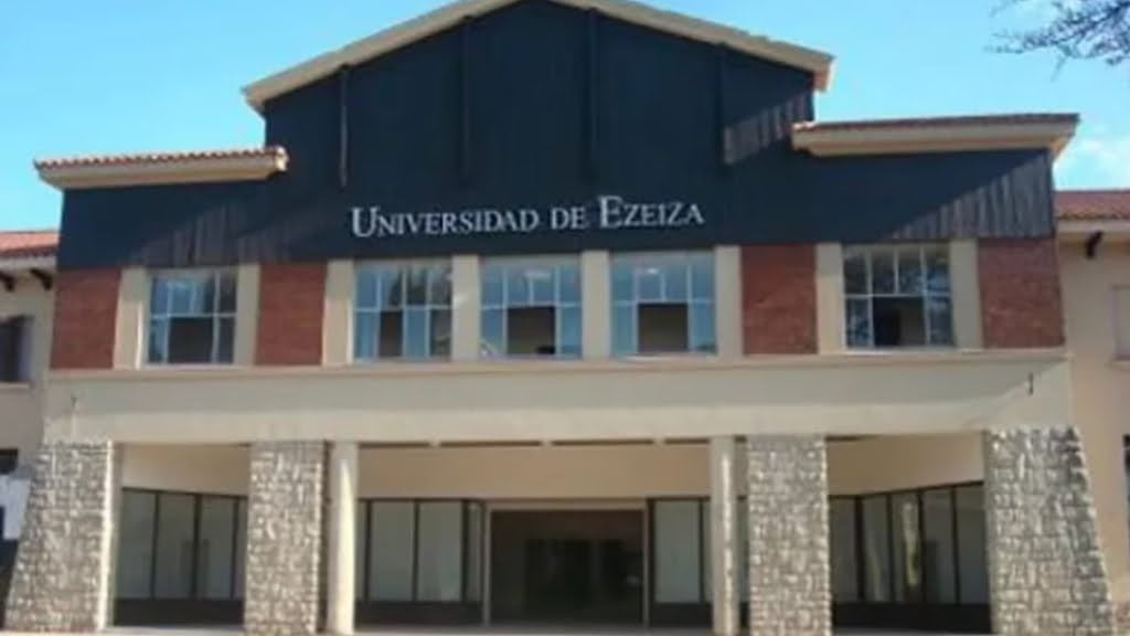 La sede de la Universidad de Ezeiza, en Alfonsina Storni 41, Barrio Uno, a metros del Aeropuerto Internacional.