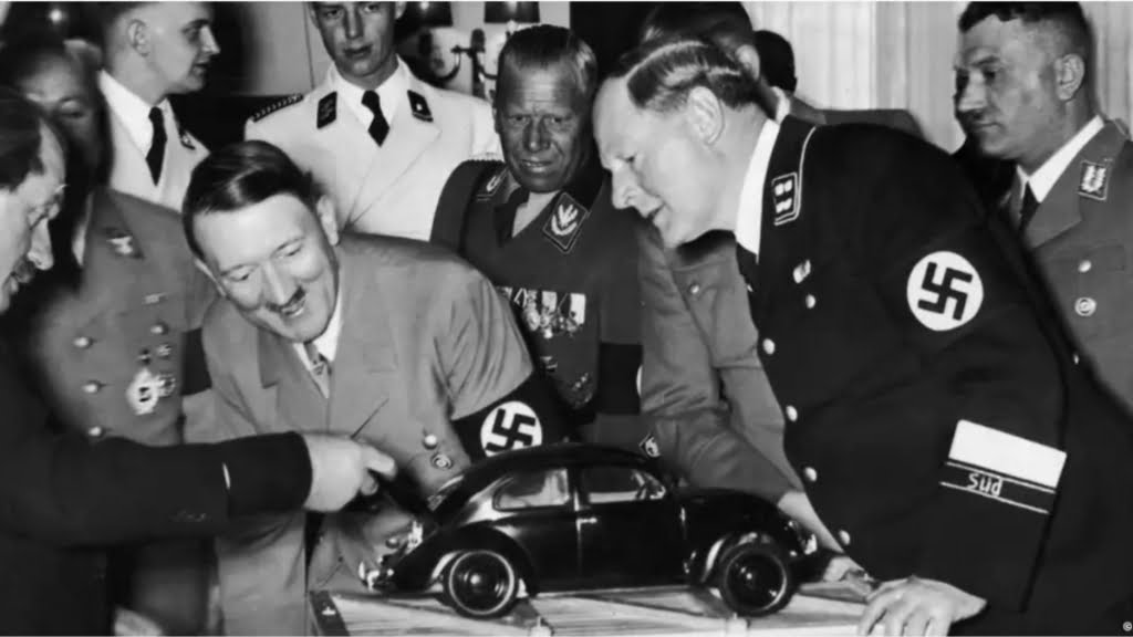 Adolf Hitler, observando uno de los primeros prototipos a escala del Escarabajo de Volkswagen.