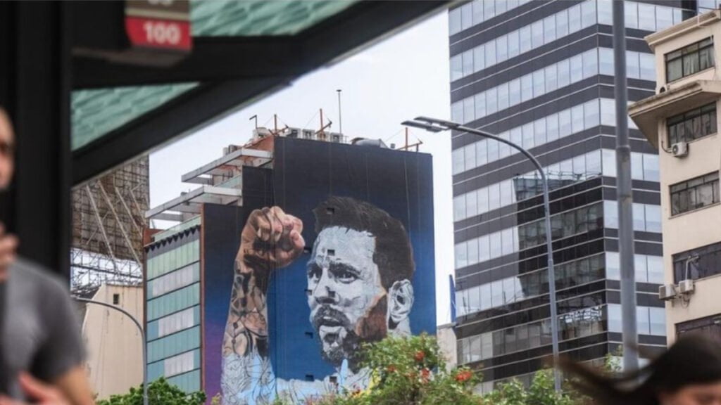 El nuevo mural de LIonel Messi en la esquina de la avenida 9 de Julio y Belgrano, en el centro porteño.