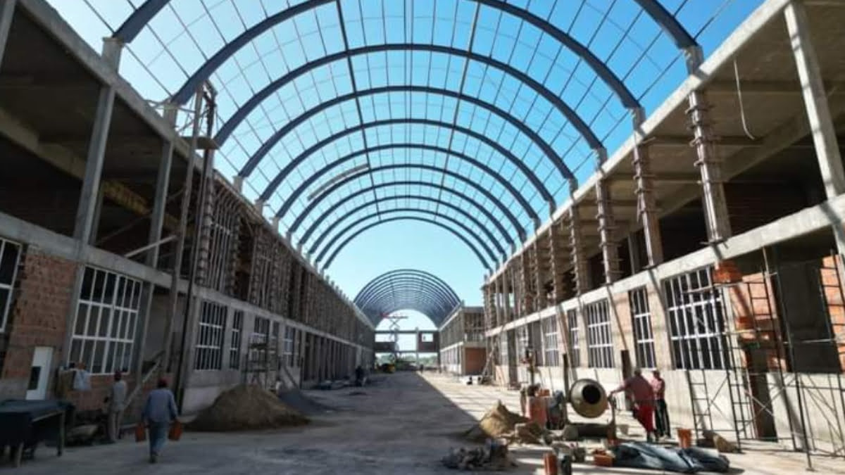 Empezaron la etapa fina para la instalación del techo principal de la Facultad de Ciencias, Tecnología y Robótica de José C. Paz.