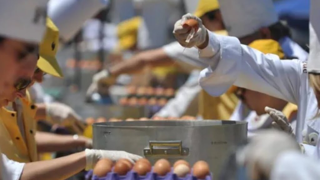 El batallón de cocineros de la Fiesta del Omelette deberá romper, batir y mezclar más de 20.000 huevos.