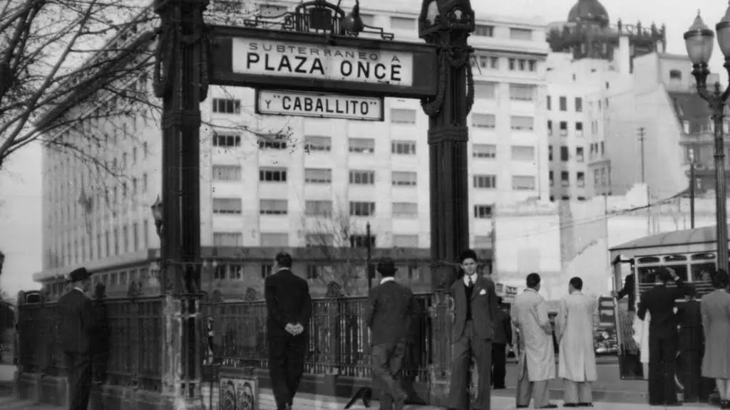 Las viejas bocas de acceso a las estaciones del Subte A, una imagen que quedará en la Historia porteña.