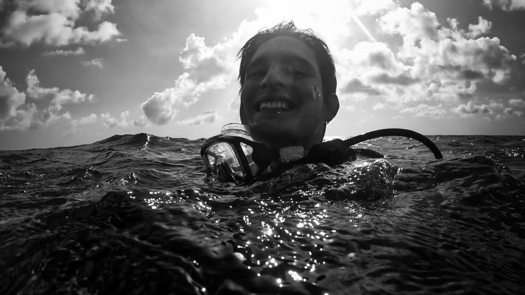 Es de San Miguel, tiene 24 años y fue elegido como el mejor fotógrafo de naturaleza del mundo: la historia de Nicolás Marín, el joven que le saca fotos a tiburones