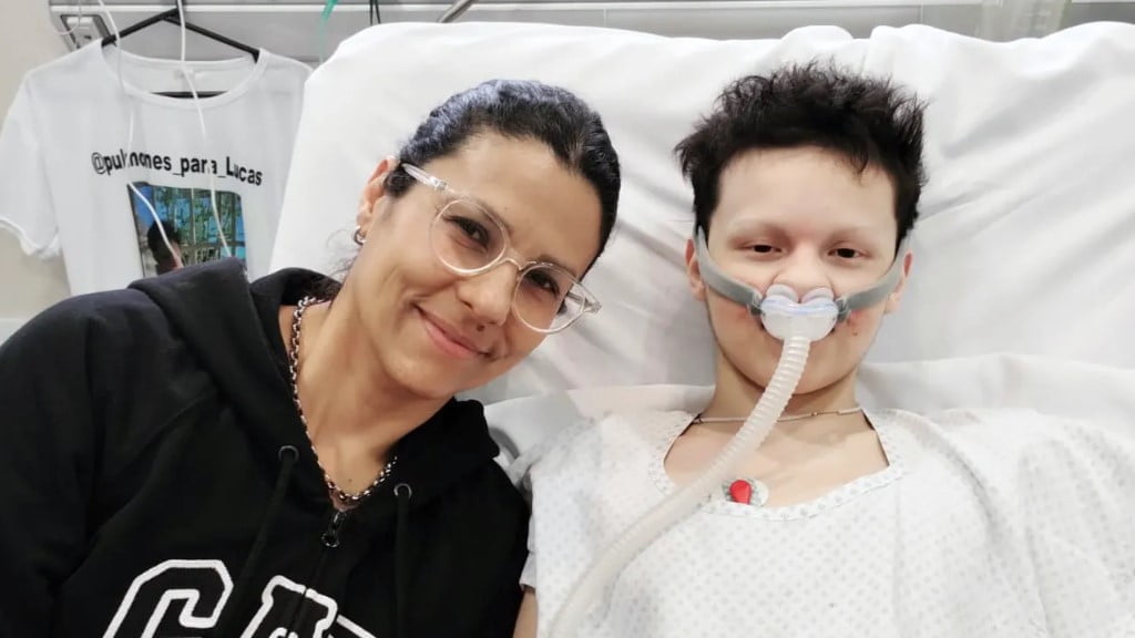 Quién es Lucas Fredes, el adolescente de San Martín que sufre una enfermedad única en el país y espera un doble trasplante de pulmones para seguir viviendo