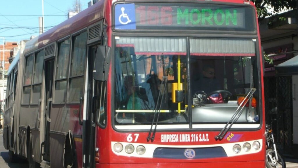 La línea 166 de colectivos es un ícono del transporte público del oeste del Conurbano bonaerense.