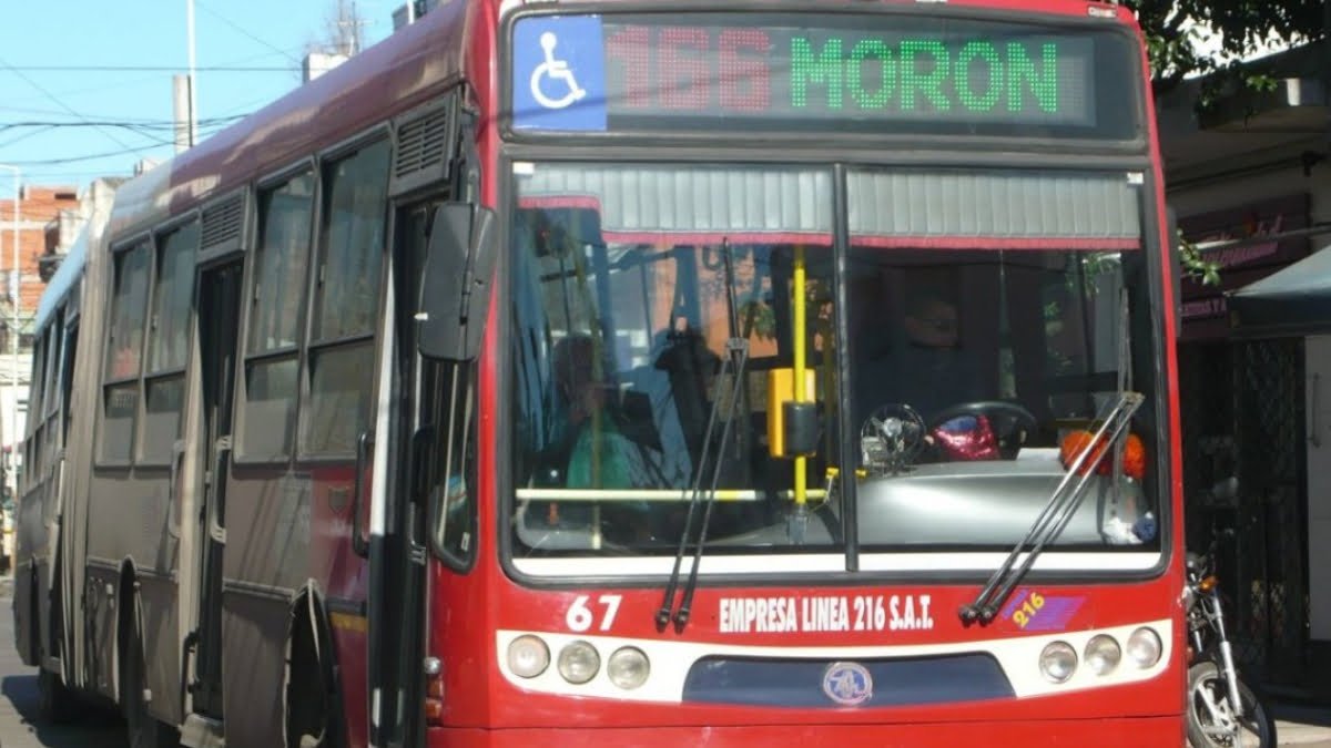 La línea 166 de colectivos es un ícono del transporte público del oeste del Conurbano bonaerense.