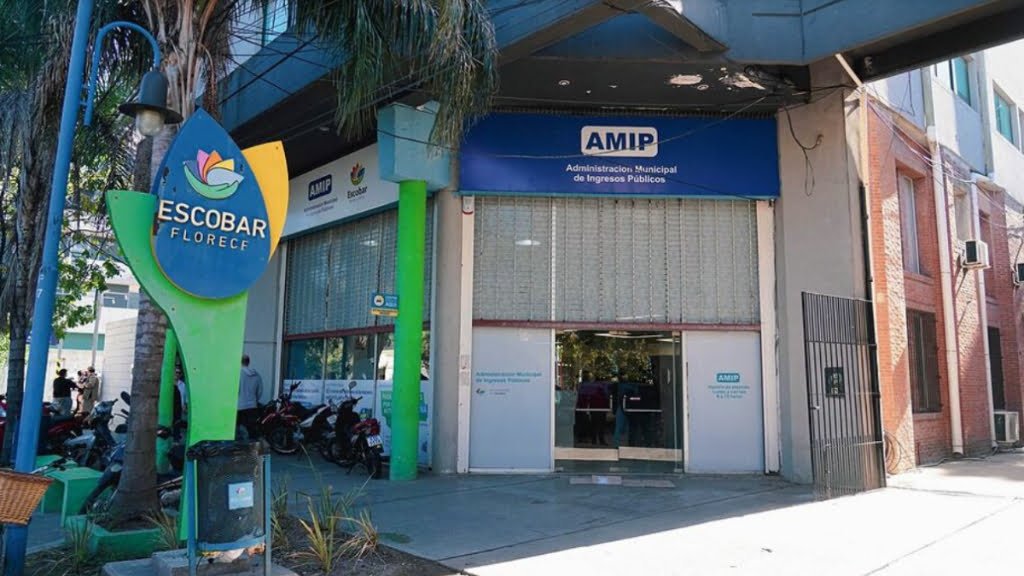 En las sedes de AMIP Escobar brindan asesoramiento sobre temas municipales a los vecinos del distrito.