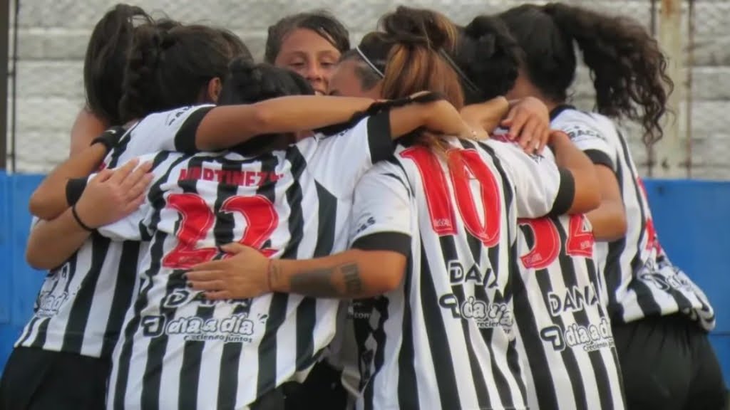 El festejo de un gol de las chicas de El Porve, que se mentienen juntas en el reclamo a los dirigentes.