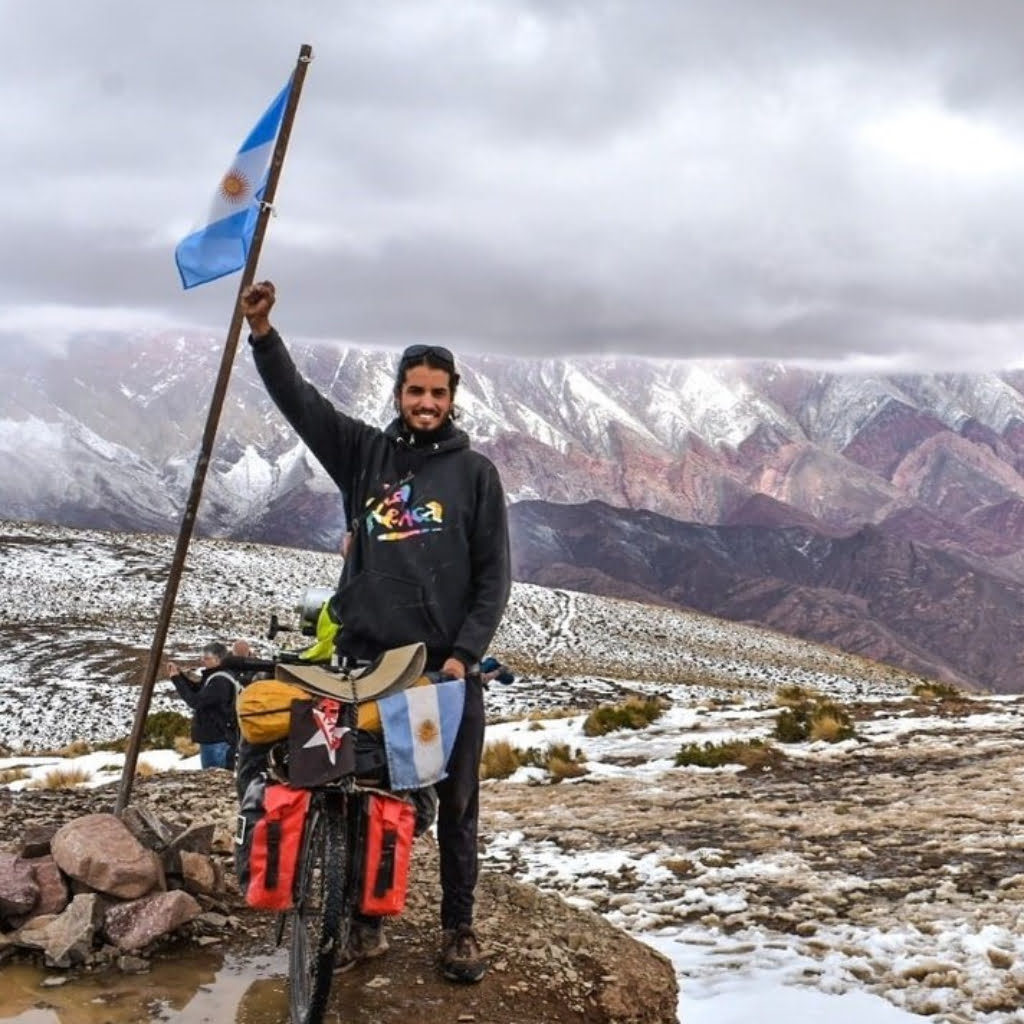 Leandro Duré y su bici, en el Cerro Hornocal de Jujuy.