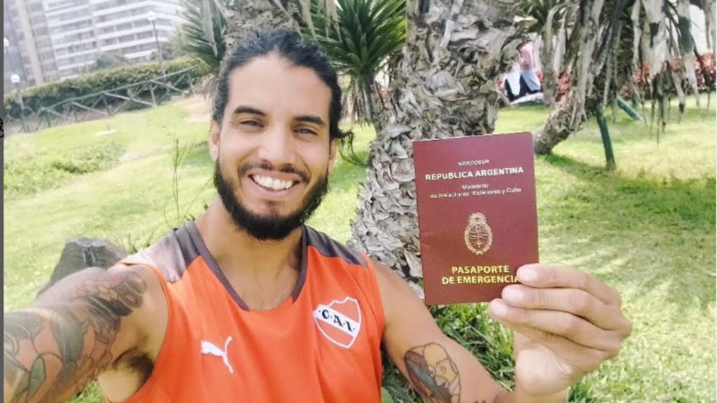 Leonardo Duré ya consiguió su pasaporte de emergencia para poder seguir adelante.