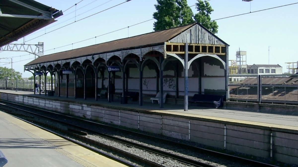 La estación Hipólito Yrigoyen, en Juan Darquier esqina Villarino y Osvaldo Cruz, en Barracas, CABA, fue cerrada por obras.