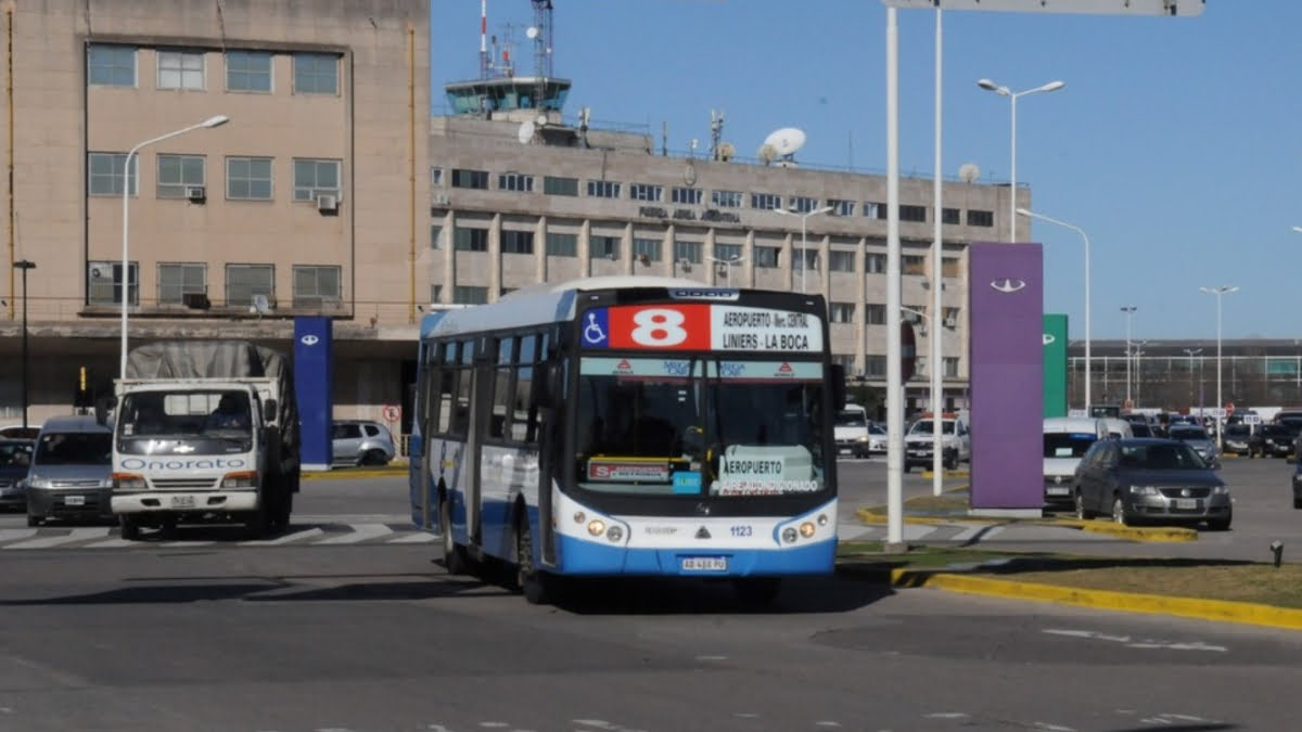 La línea 8 de colectivos unirá el Aeropuerto Internacional de Ezeiza con el Aeroparque de la Ciudad de Buenos Aires.