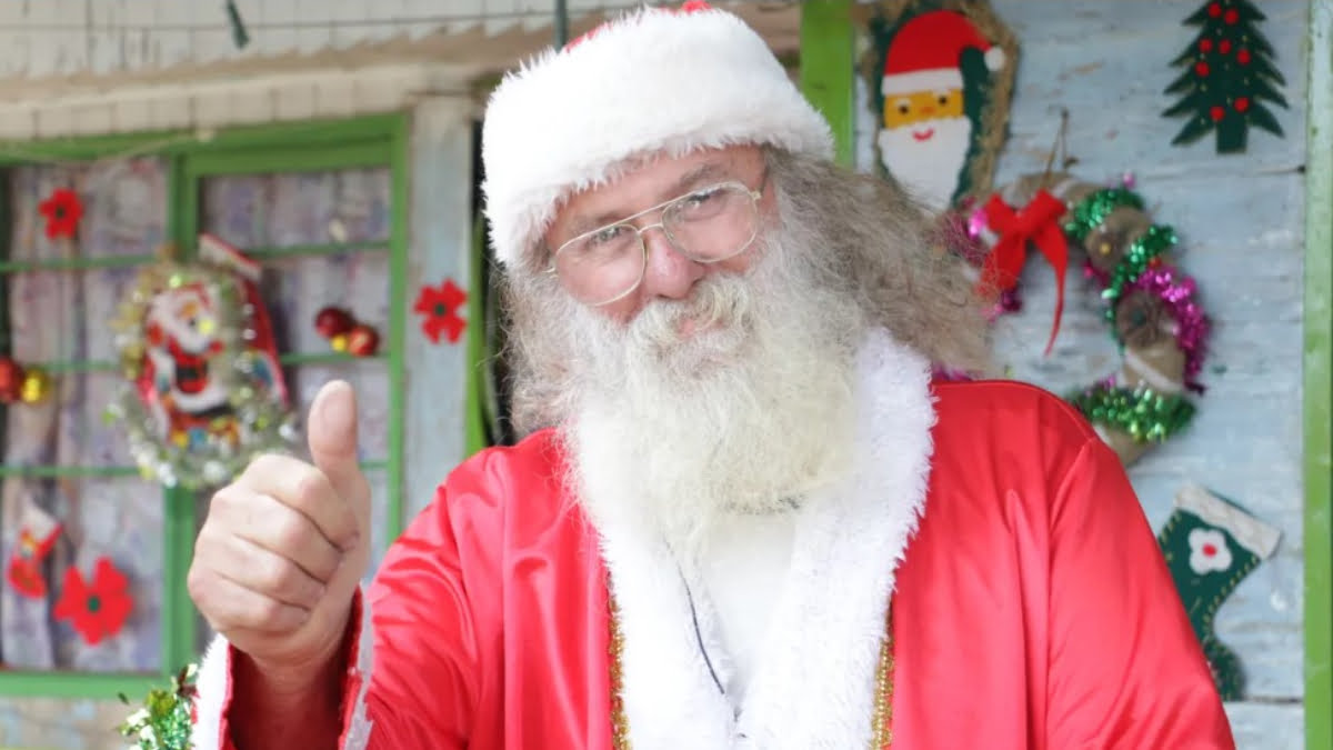 Héctor Ganzó con su disfraz de Papá Noel con el que cada diciembre sale a recorrer Monte Grande para sacarse fotos con los pibes. Además, es piquetero del Polo Obrero.