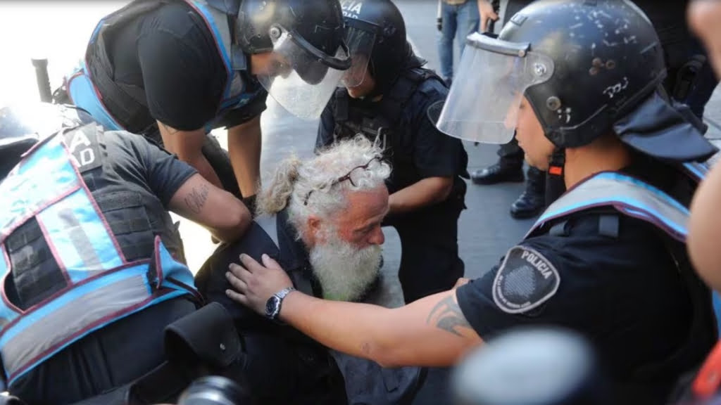 Héctor Ganzó, en el momento de su detención por disturbios en la marcha contra las medidas de ajuste del presidente Javier Milei.