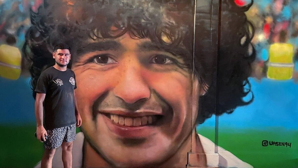 La historia de Mauricio Pepey, el joven de González Catán que hacía graffitis en el tren y hoy pinta increíbles murales de Maradona y Messi
