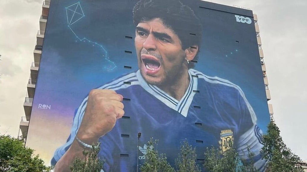 La historia de Mauricio Pepey, el joven de González Catán que hacía graffitis en el tren y hoy pinta increíbles murales de Maradona y Messi