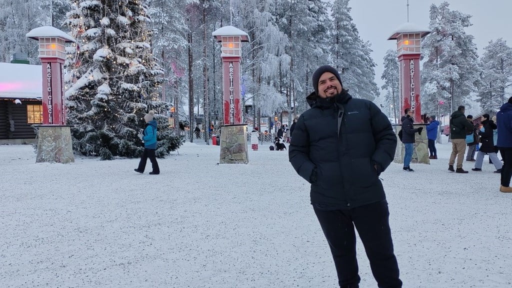 Quién es Nahuel Ríos, el vecino de Pilar que trabaja en Santa Claus Village, la mágica casa de Papá Noel en Finlandia