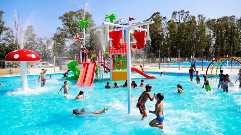 Con seis toboganes y un parque acuático, Lomas de Zamora anunció cuándo comienza la Colonia de Verano para chicos