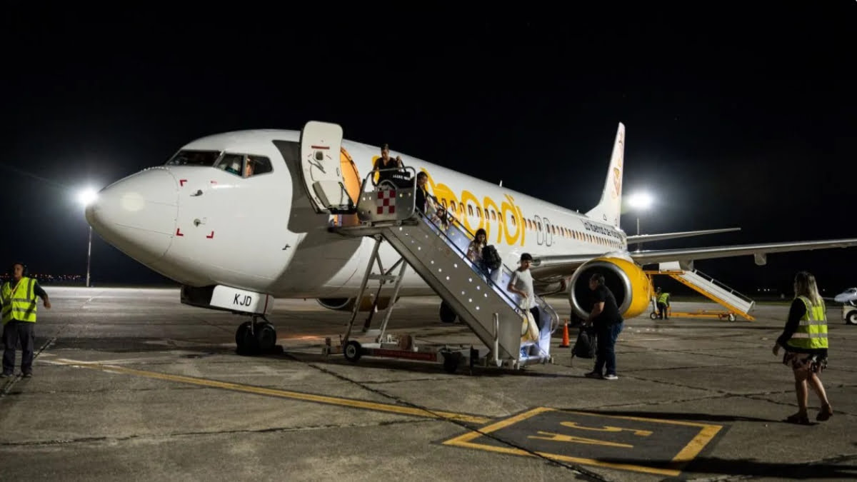 El primer vuelo con pasajes baratos de Flybondi a Mar del Plata llegó anoche a la ciudad Balnearia.