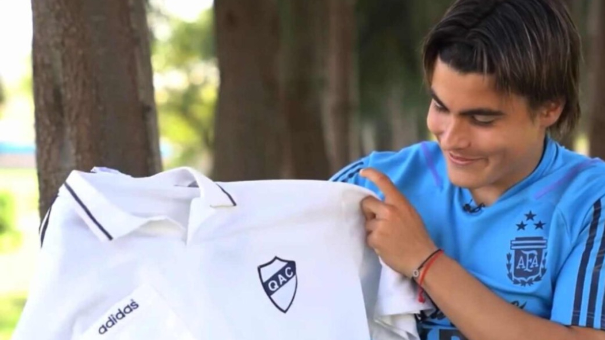 Luka Romero con la camiseta de Quilmes que usaba su papá Diego.. El pibe, de 19 años, es socio honorario del Cervecero.