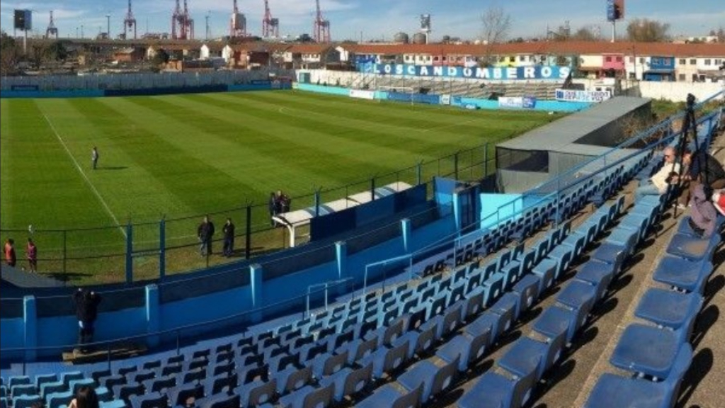 El estadio de San Telmo, con las viejas grúas portuarias de fondo.