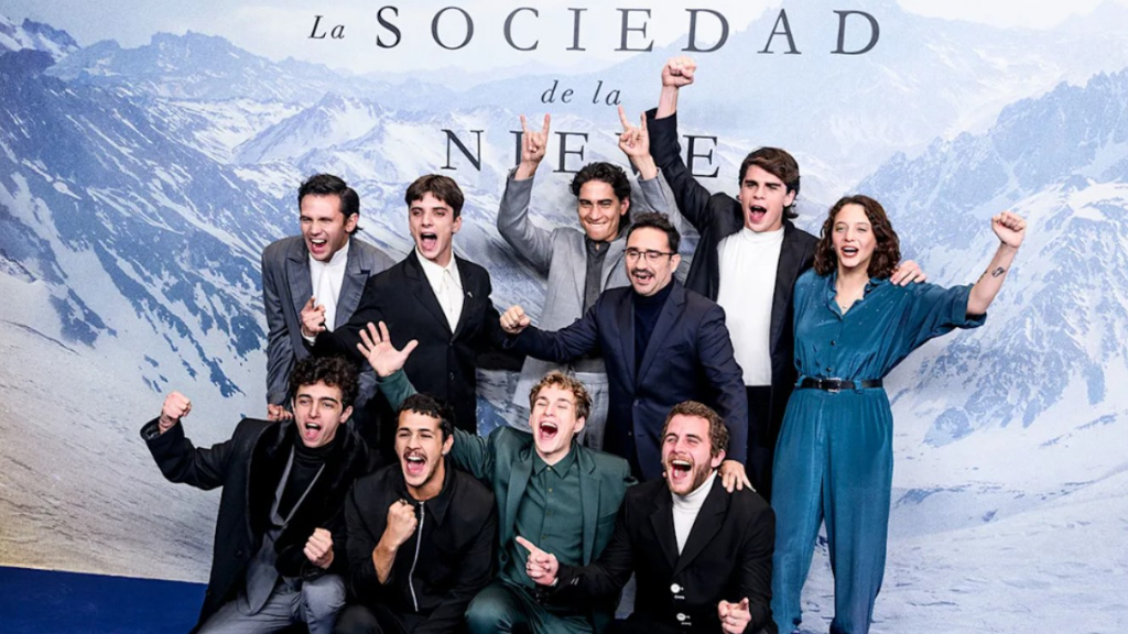 Los actores de La Sociedad de la Nieve, durante una de las tantas presentaciones del film.