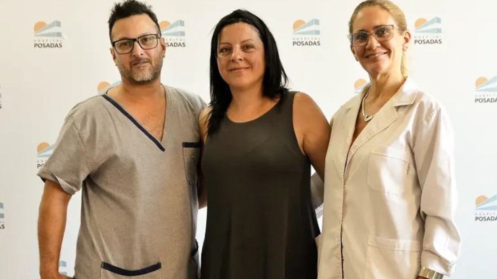 Nadia, junto a los doctores Julieta Hierro y Víctor López, dos de los tres médicos del Hospital Posadas que salvaron su vida.