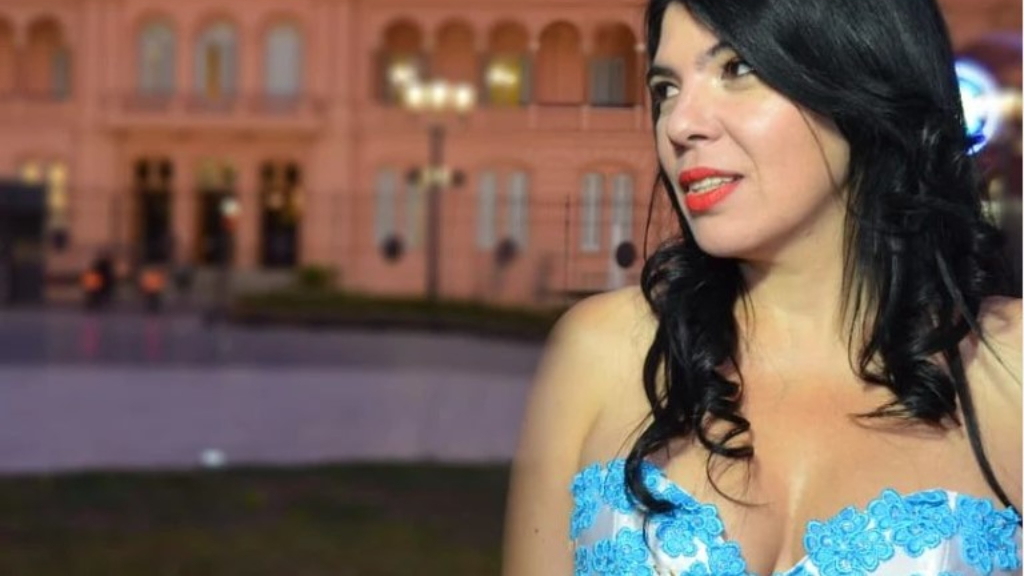 Viviana Nelli (46) es una de las voces más escuchada de Argentina por su trabajo en el subte porteño y los ferrocarriles Mitre y San Martín.