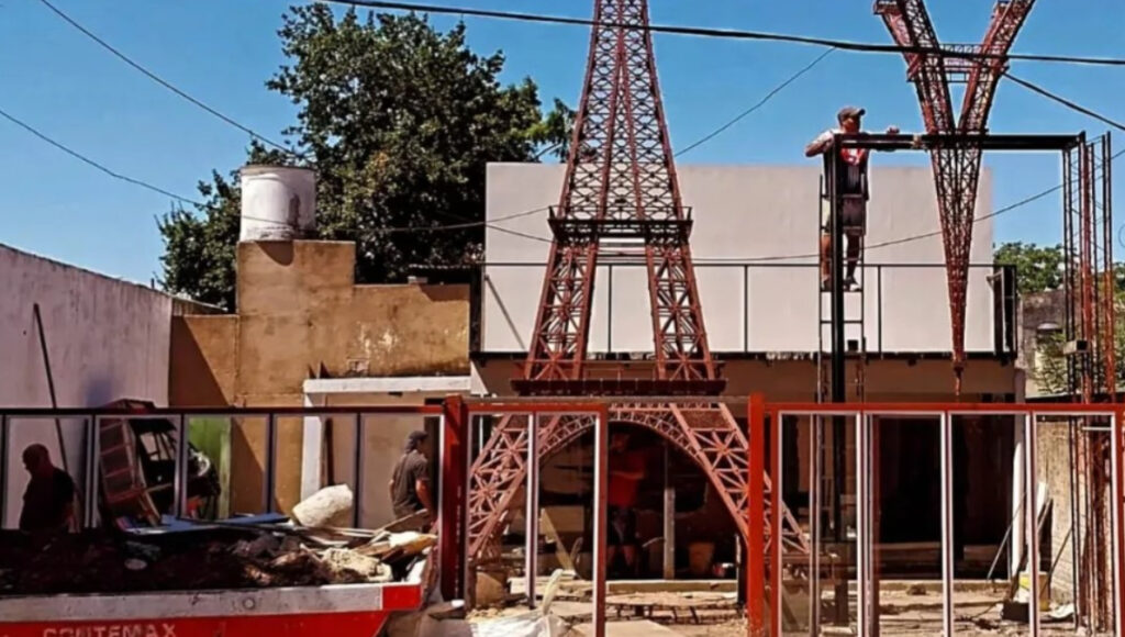 La nueva obra de arte de Rubén Díaz, la segunda Torre Eiffel que tendrá Ituzaingó, en un terreno sobre la avenida Ratti.
